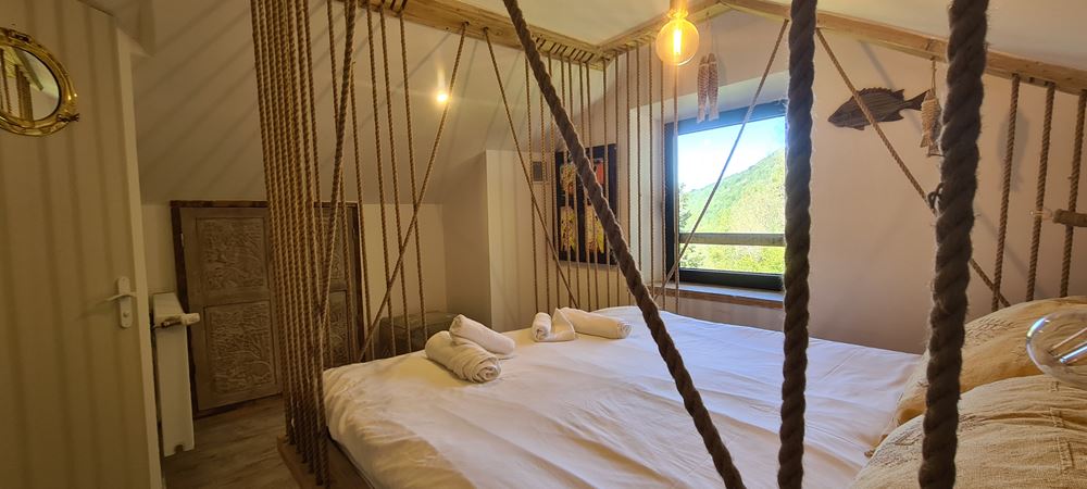 Chambre lit suspendu