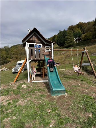 Cabane et jeux pour les enfants