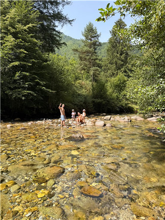 Baignade dans l'eau pure et fraiche du village
