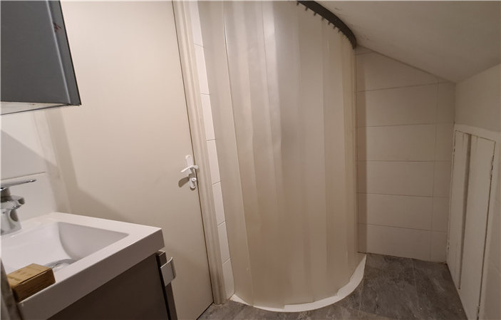 Salle de bain chambre lits tente